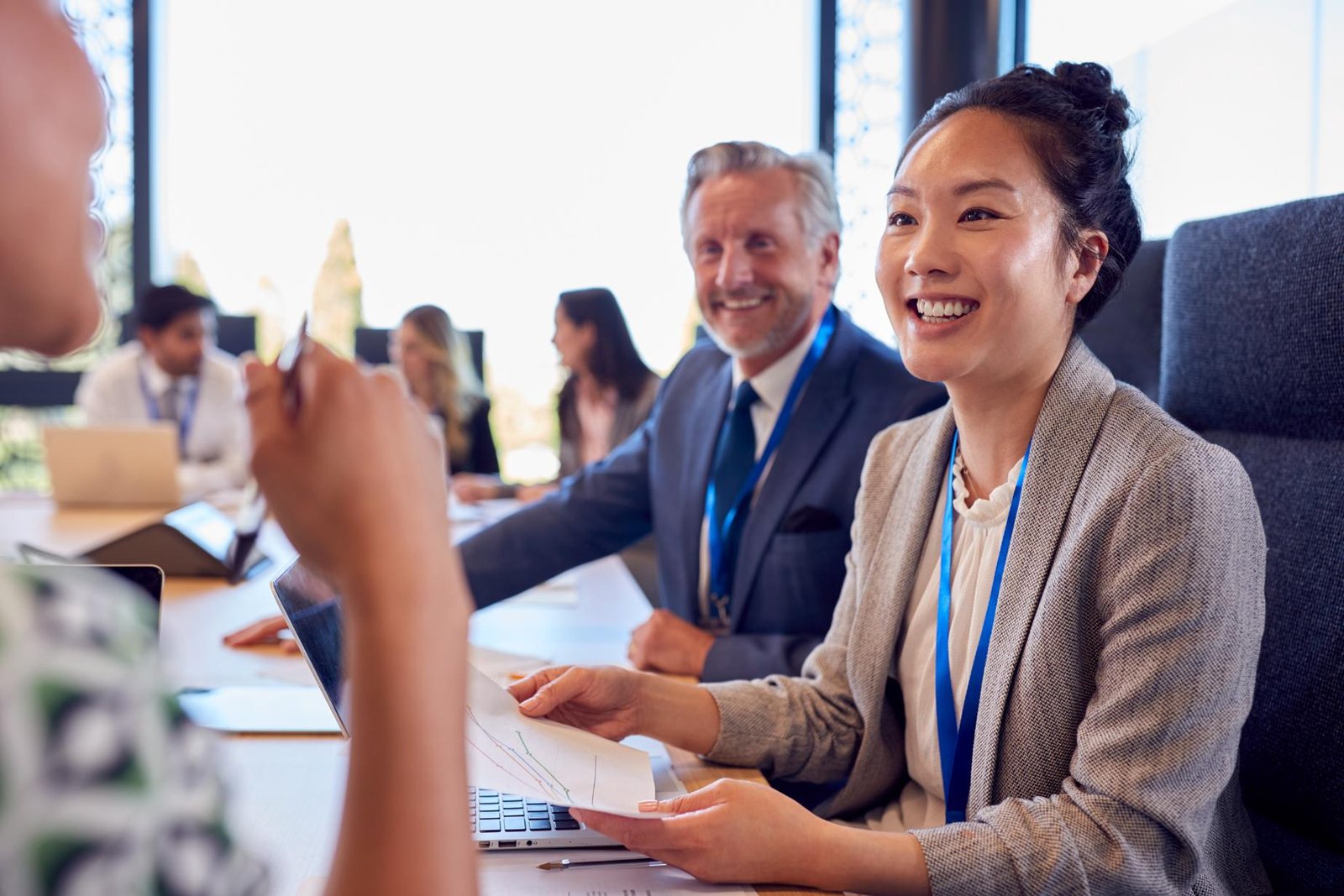 Equipo técnico analizando mapas y datos estratégicos en una mesa de trabajo.